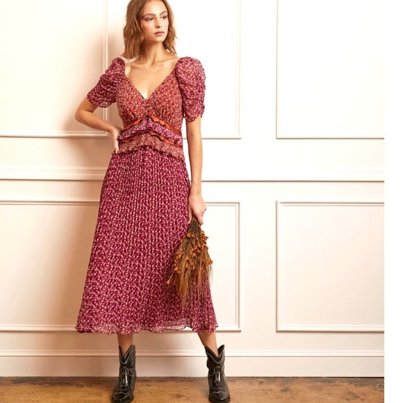 en saison Dresses & Skirts - NWT en saison Denise Floral Pleated Midi Dress